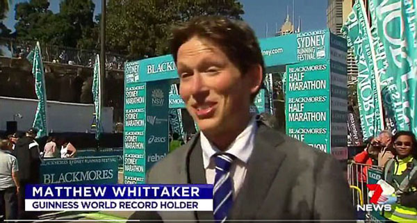 澳洲帥哥穿西裝跑馬拉松 打破世界紀(jì)錄