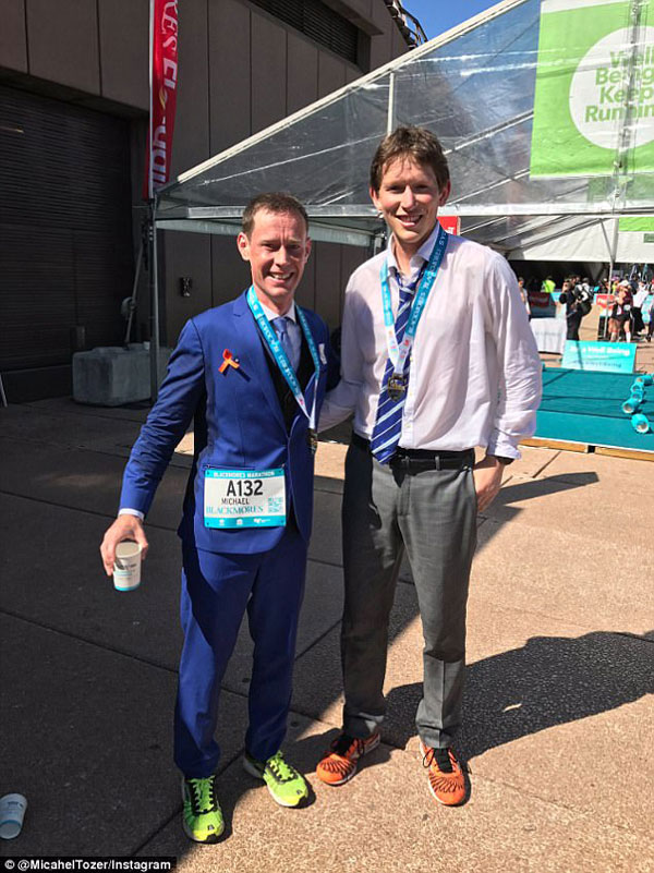 澳洲帥哥穿西裝跑馬拉松 打破世界紀(jì)錄