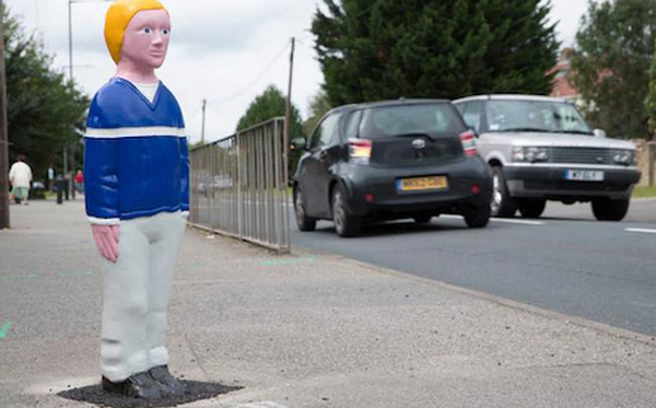 人形路樁、安全車、城市麥田圈，為了交通安全，各國(guó)也是拼啦