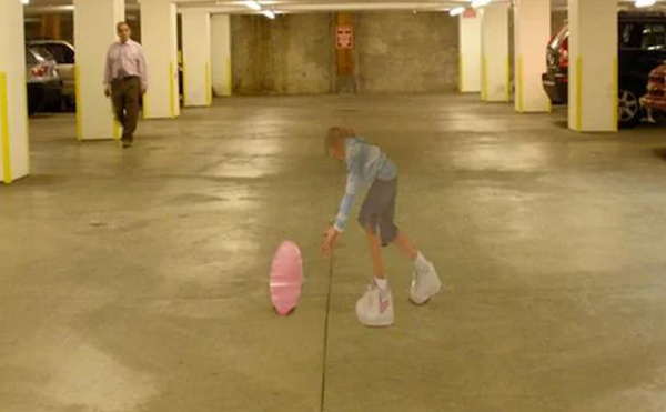 人形路樁、安全車、城市麥田圈，為了交通安全，各國(guó)也是拼啦