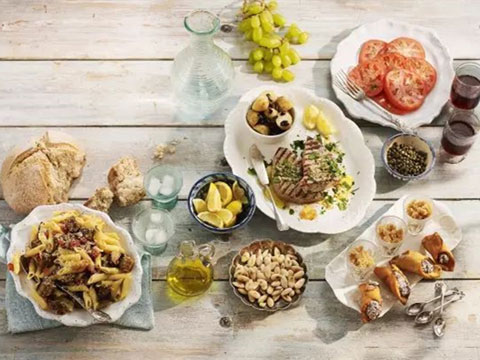 早餐吃晚了叫 brunch，那晚餐吃早了叫什么？