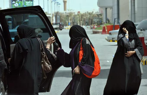 這個不準(zhǔn)女性開車的國家，終于要有女司機啦！