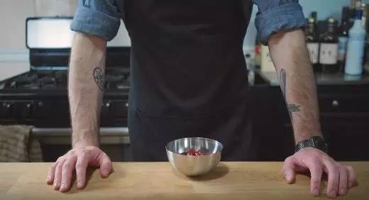 為了爭奪這一小包四川辣醬，美國人民甚至驚動了警察