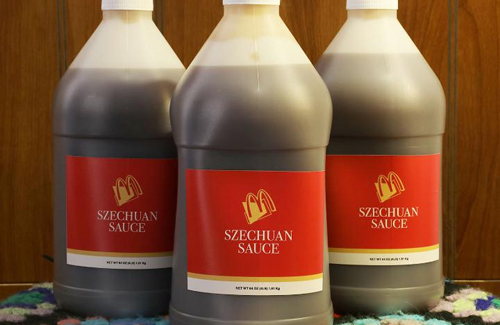 為了爭奪這一小包四川辣醬，美國人民甚至驚動了警察