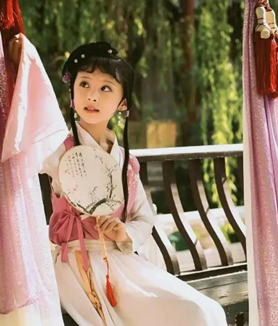 小戲骨版《紅樓夢(mèng)》演技炸裂，眼角眉梢都是戲，哪個(gè)萌娃最得你心？