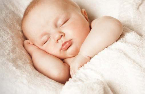 研究:剖腹產(chǎn)孩子更易長胖 原來月半是因?yàn)檩斣谄鹋芫€上