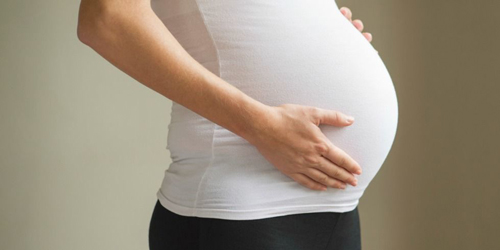 研究:剖腹產(chǎn)孩子更易長胖 原來月半是因?yàn)檩斣谄鹋芫€上