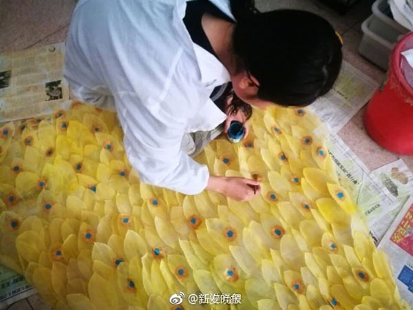 6000片樹(shù)葉做出美裙 原來(lái)他們是這么做到的！