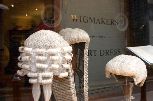 漲知識(shí)！英國(guó)法官和律師的白色假發(fā)原來(lái)大有來(lái)頭
