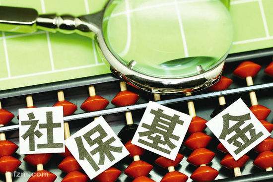 國務(wù)院發(fā)布劃轉(zhuǎn)部分國有資本充實社?；饘嵤┓桨?/></p>

<p>Ten percent of State-owned equity, including shares of State-owned enterprises and financial institutions, will be transferred to the National Council for Social Security Fund and smaller, local State-owned companies, the State Council, China's Cabinet, announced in a document on Saturday.<br/>
國務(wù)院18日發(fā)文表示，將把國有企業(yè)和金融機(jī)構(gòu)國有股權(quán)的10%劃轉(zhuǎn)給社?；鸷托⌒偷胤絿衅髽I(yè)。</p>

<p>方案明確，按照試點先行、分級組織、穩(wěn)步推進(jìn)的原則完成劃轉(zhuǎn)工作。第一步，2017年選擇部分中央企業(yè)和部分省份開展試點（pilot programs in selected SOEs and provinces）。中央企業(yè)包括國務(wù)院國資委監(jiān)管的中央管理企業(yè)3至5家、中央金融機(jī)構(gòu)2家。第二步，在總結(jié)試點經(jīng)驗的基礎(chǔ)上，2018年及以后，分批劃轉(zhuǎn)其他符合條件的中央管理企業(yè)、中央行政事業(yè)單位所辦企業(yè)以及中央金融機(jī)構(gòu)的國有股權(quán)（the program will be further expanded to other SOEs and financial institutions in 2018），盡快完成劃轉(zhuǎn)工作。</p>

<p>劃轉(zhuǎn)范圍方面，方案將中央和地方國有及國有控股大中型企業(yè)（large and medium-sized central and local SOEs）、金融機(jī)構(gòu)（financial institutions）納入劃轉(zhuǎn)范圍。公益類企業(yè)（enterprises of public interest）、文化企業(yè)（cultural enterprises）、政策性和開發(fā)性金融機(jī)構(gòu)（policy and development related financial institutions）以及國務(wù)院另有規(guī)定的除外。</p>

<p>劃轉(zhuǎn)比例上，以彌補(bǔ)企業(yè)職工基本養(yǎng)老保險制度轉(zhuǎn)軌時期因企業(yè)職工享受視同繳費年限政策形成的企業(yè)職工基本養(yǎng)老保險基金缺口（to make up for possible shortfalls in the nation's pension provisions）為基本目標(biāo)，劃轉(zhuǎn)比例統(tǒng)一為企業(yè)國有股權(quán)的10%（10% of State-owned equity）。</p>

<p>承接主體方面，方案指出，劃轉(zhuǎn)的國有股權(quán)是基本養(yǎng)老保險基金的重要組成部分。劃轉(zhuǎn)的中央企業(yè)國有股權(quán)，由國務(wù)院委托社保基金會負(fù)責(zé)集中持有，單獨核算，接受考核和監(jiān)督。條件成熟時，經(jīng)批準(zhǔn)，社?；饡山M建養(yǎng)老金管理公司，獨立運營劃轉(zhuǎn)的中央企業(yè)國有股權(quán)（the National Council for Social Security Fund can set up a pension fund management company to independently operate the transferred assets）。</p>

<p>【相關(guān)詞匯】</p>

<p>社?；?social security funds</p>

<p>養(yǎng)老保險 pension insurance</p>

<p>養(yǎng)老金缺口 shortfalls in pension provisions</p>

<p>延遲退休 delay/postpone retirement</p>

<p>（中國日報網(wǎng)英語點津 馬文英）</p>
</div>
<!--/enpcontent-->
<div   id=