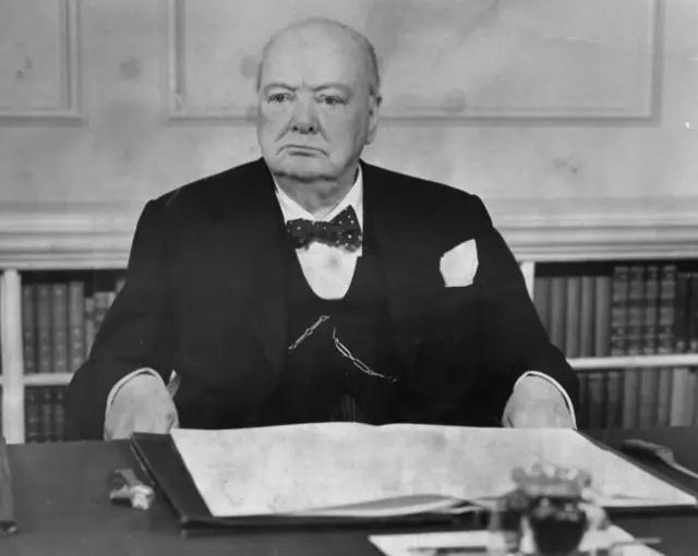 丘吉爾的“至暗時(shí)刻”：抑郁就像只“黑狗”，一有機(jī)會(huì)就咬住我不放