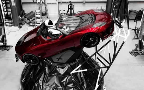 SpaceX獵鷹重型火箭首飛成功！馬斯克的特斯拉跑車上太空了