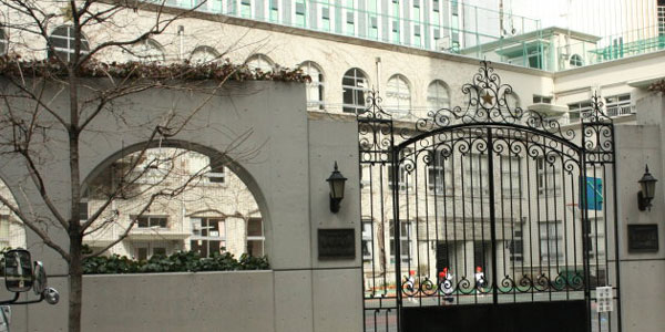 日本一小學(xué)定制阿瑪尼校服遭投訴 校方:能彰顯地位