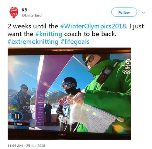 真淡定！芬蘭教練冬奧賽場打毛線 四年前索契他就這么干