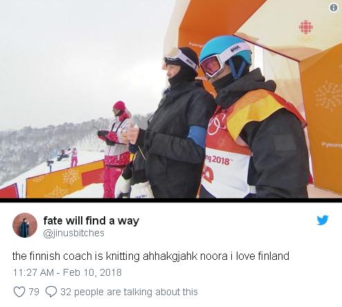真淡定！芬蘭教練冬奧賽場打毛線 四年前索契他就這么干