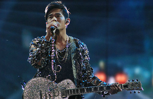 又想騙我去追星！研究表明經(jīng)?？囱莩獣裳幽暌鎵? style=