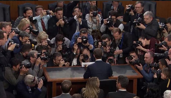 扎克伯格出席聽證會(huì)遭輪番拷問(wèn)，這氣氛有點(diǎn)尬