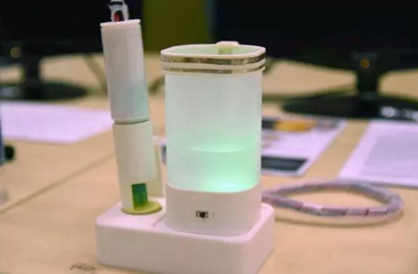 你的好友發(fā)來(lái)一杯假的檸檬水，嘗嘗不?