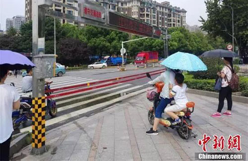 闖紅燈就被噴水霧 這款神器能治好中國(guó)式過(guò)馬路嗎？