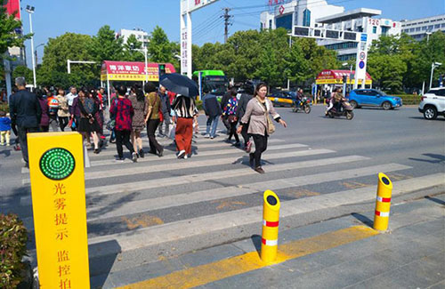 闖紅燈就被噴水霧 這款神器能治好中國(guó)式過(guò)馬路嗎？