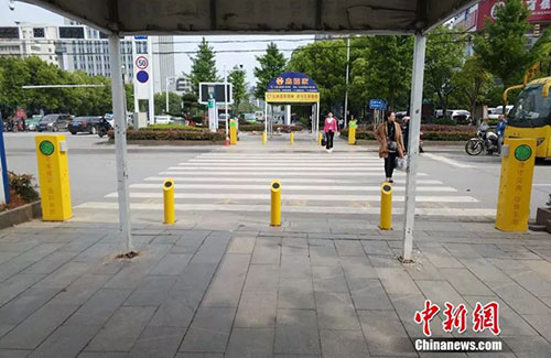 闖紅燈就被噴水霧 這款神器能治好中國(guó)式過(guò)馬路嗎？