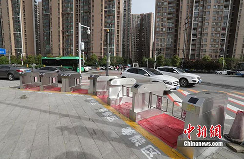 闖紅燈就被噴水霧 這款神器能治好中國(guó)式過(guò)馬路嗎？