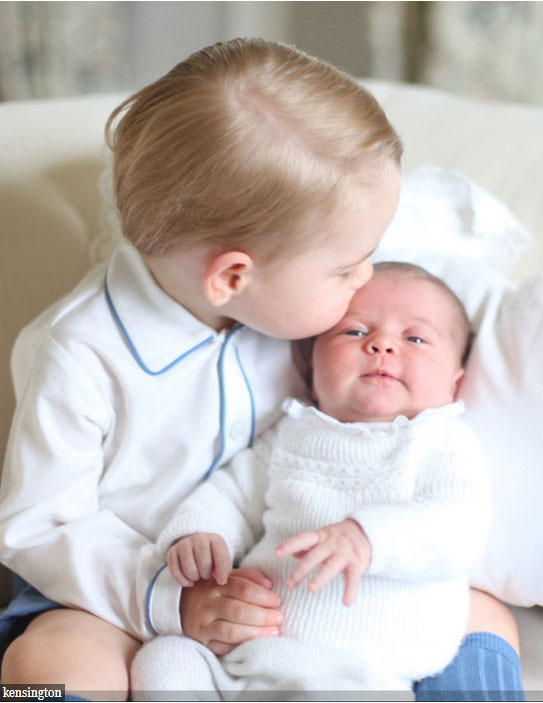 萌翻啦！英國路易小王子官方照曝光 夏洛特公主送香吻（組圖）