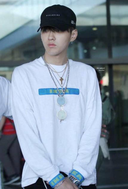 巴黎世家再次被網(wǎng)友吐槽，這件男士上衣畫風(fēng)也是一言難盡