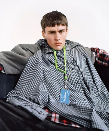 巴黎世家再次被網(wǎng)友吐槽，這件男士上衣畫風(fēng)也是一言難盡