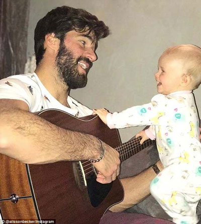 巴西國(guó)足高顏值門將火了，網(wǎng)友：確定不是錘哥失散多年的弟弟？