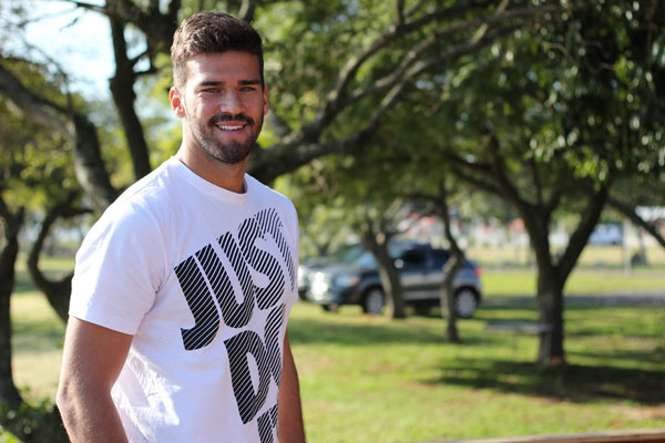 巴西國(guó)足高顏值門將火了，網(wǎng)友：確定不是錘哥失散多年的弟弟？