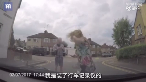 英國男子浮夸碰瓷未果！遭女車主嘲笑“傻帽”