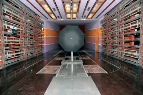 Sarkozy gets new umbrella<BR>完美防護(hù):'薩科齊防彈傘'