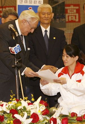 French Senate President conveys Sarkozy's sympathy note to Chinese torch bearer<BR>