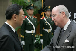 各國(guó)駐華使節(jié)吊唁四川汶川地震罹難者