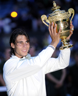 納達爾終結(jié)費德勒5連冠 溫網(wǎng)首折桂