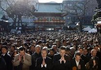新年伊始日本商人神社求好運
