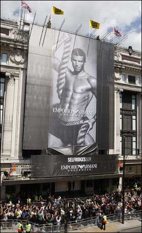 貝克漢姆代言廣告 半裸出鏡性感無(wú)敵