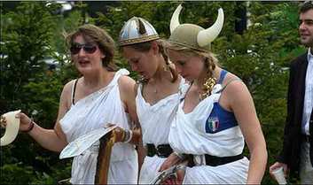 劍橋?qū)W生期末派對(duì) 飲酒狂歡丑態(tài)百出