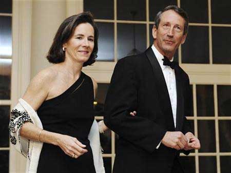 美國(guó)：名人丈夫曝丑聞 妻子不再無(wú)言支持