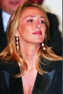 美國(guó)：名人丈夫曝丑聞 妻子不再無(wú)言支持