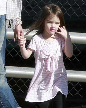 阿湯哥三歲愛(ài)女穿高跟鞋扮淑女