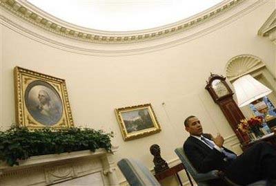 奧巴馬和女兒同讀少年歷險(xiǎn)小說