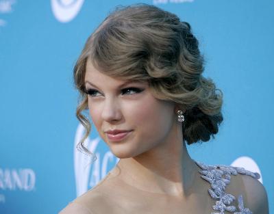 美國鄉(xiāng)村音樂大獎揭曉 凱莉蟬聯(lián)年度藝人