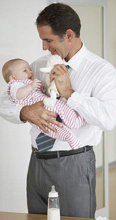 英七成爸爸認(rèn)為掙錢養(yǎng)家最重要