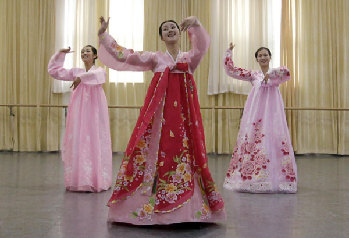 DPRK art troupe call at China