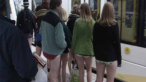 紐約“無褲日” 乘客光腿乘車很“淡定”