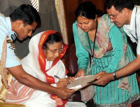 印度開展人口普查 總?cè)丝诳蛇_12億