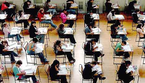 英1/5大學畢業(yè)生掙得比高中生少