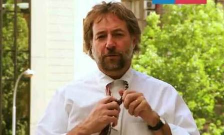 智利：為節(jié)能，男士解下領(lǐng)帶